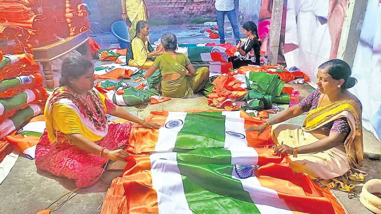 సిరిసిల్ల చేనేతకు జెండా పండుగ