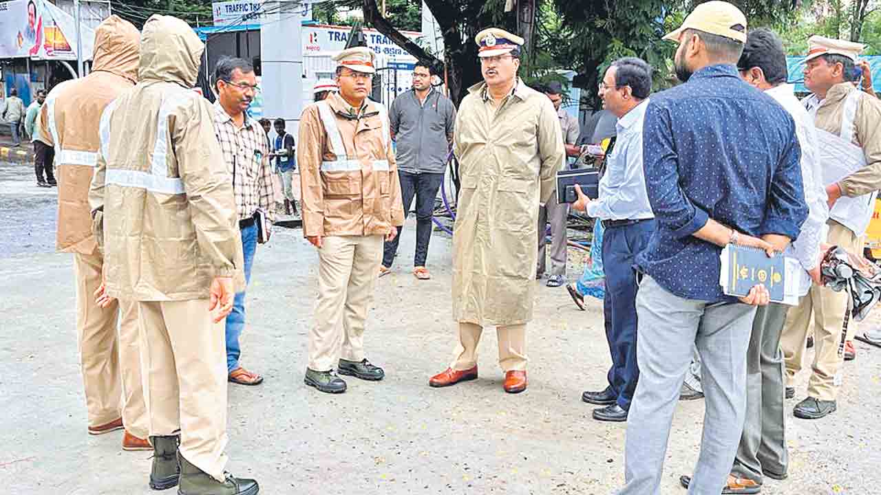 రోడ్లపై నీరు నిల్వకుండా…ట్రాఫిక్‌ రద్దీ ఏర్పడకుండా..!