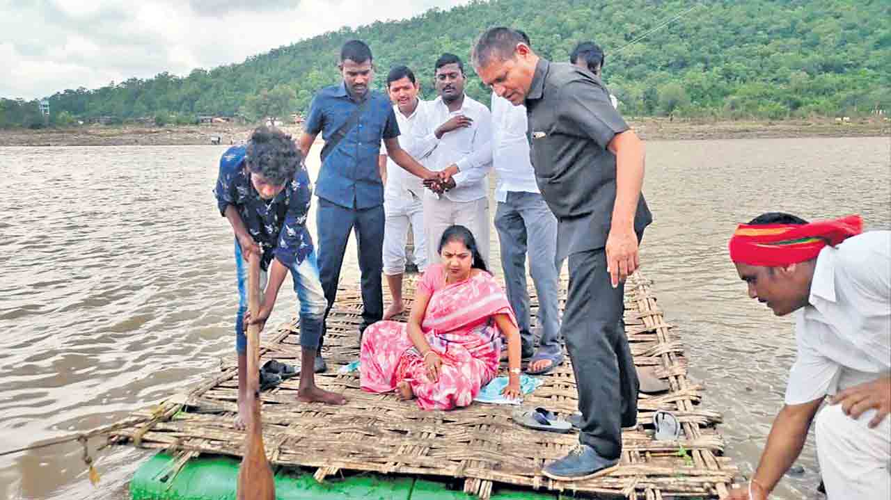 వాగులు దాటి వెళ్లి ప్రజలకు భరోసా
