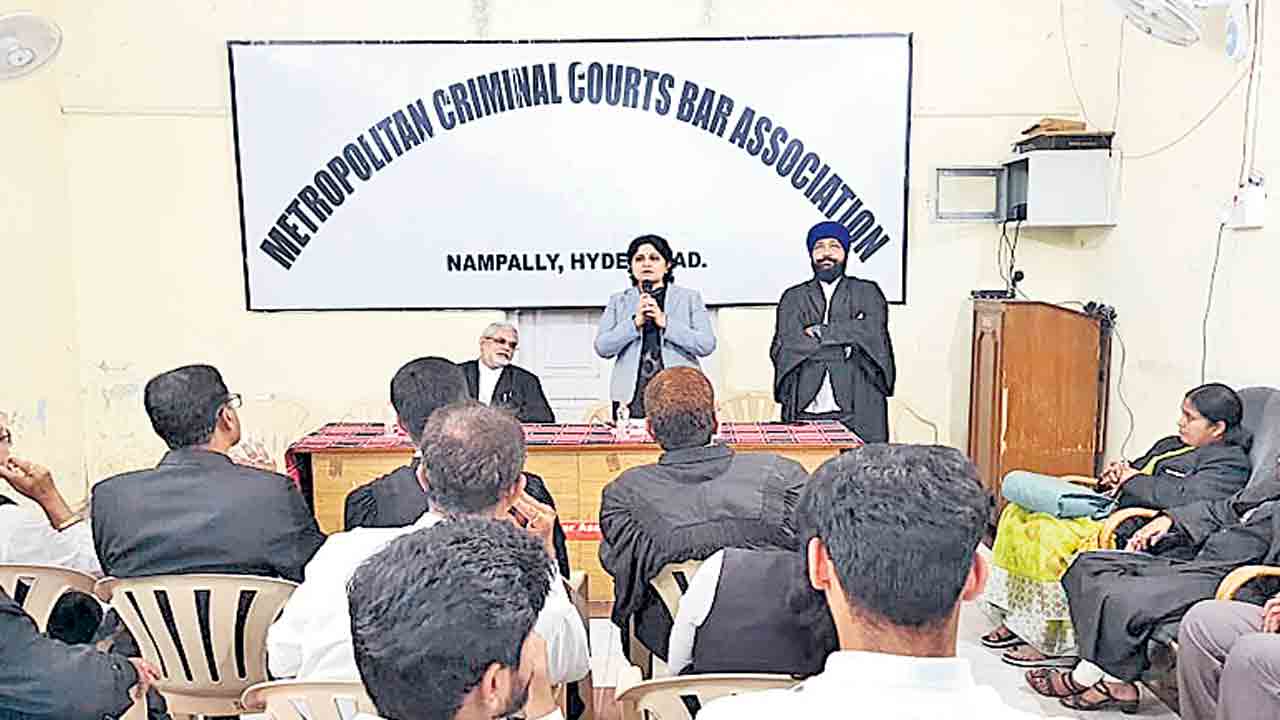 క్రిమినల్‌ కేసులపై దృష్టి పెట్టండి