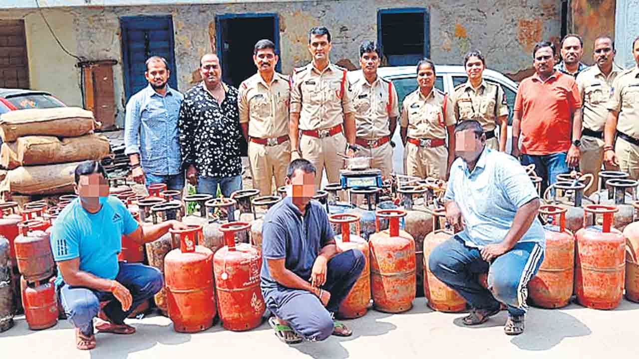 అక్రమ గ్యాస్‌ రీ ఫిల్లింగ్‌ కేంద్రంపై పోలీసులు దాడి