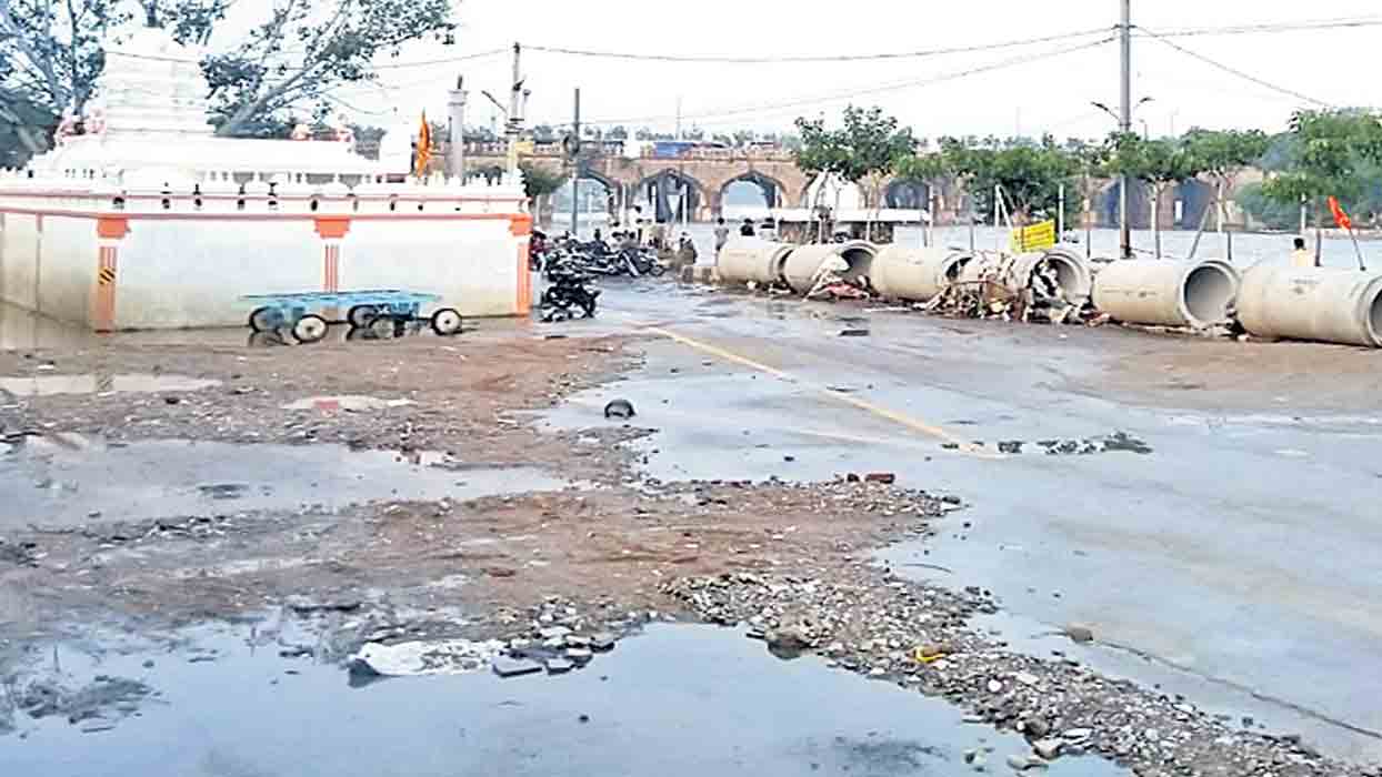 వరద తగ్గింది.. బురద మిగిలింది
