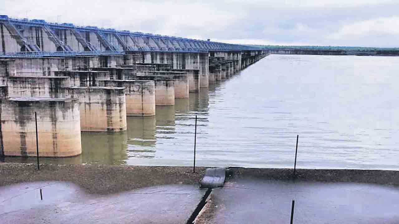 లక్ష్మీ బరాజ్‌కు 60 వేల క్యూసెక్కుల వరద