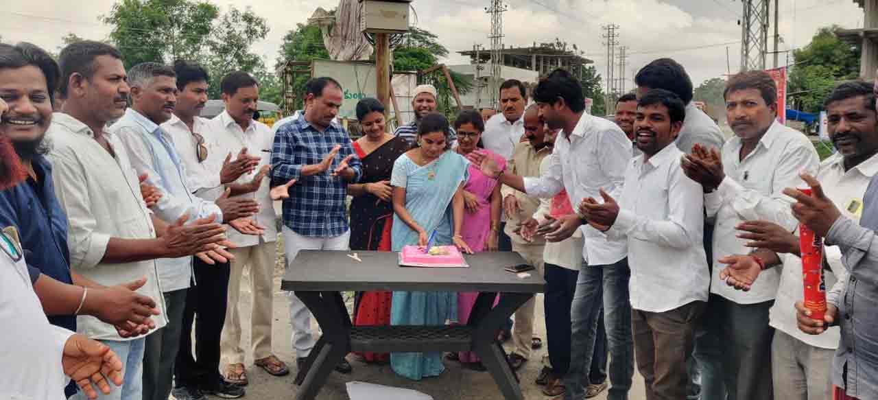 మొక్కలు నాటి.. అభిమానం చాటి