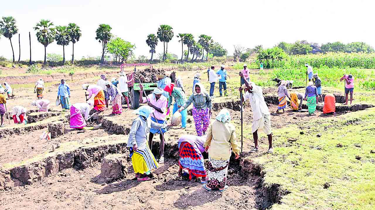 పేదల ఉపాధి పై కేంద్రం కుతంత్రాలు
