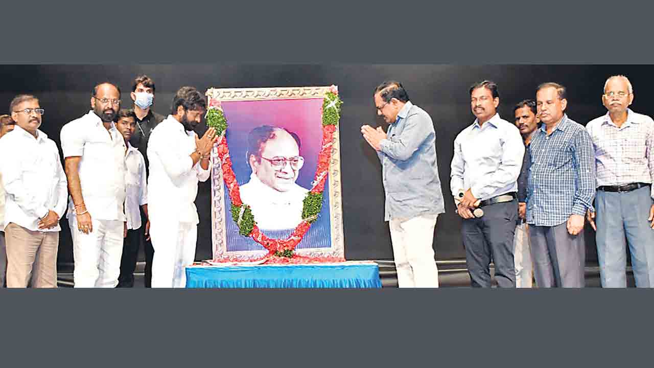 విప్లవాత్మక మార్పు తెచ్చిన గొప్పకవి సినారె