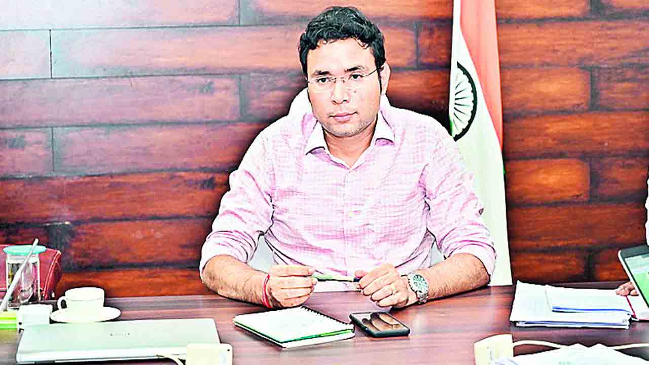 దివ్యాంగులకు ఉపకరణాలు పంపిణీ చేస్తాం