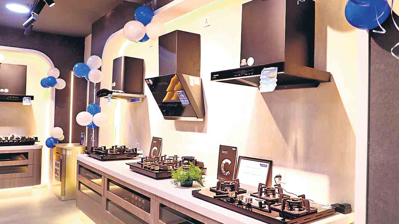 క్రాంప్టన్‌ సిగ్నేచర్‌ స్టూడియోలు