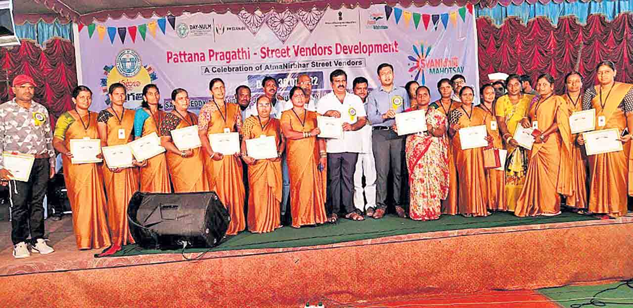 చిరు వ్యాపారులకు అండగా టీఆర్‌ఎస్‌ ప్రభుత్వం