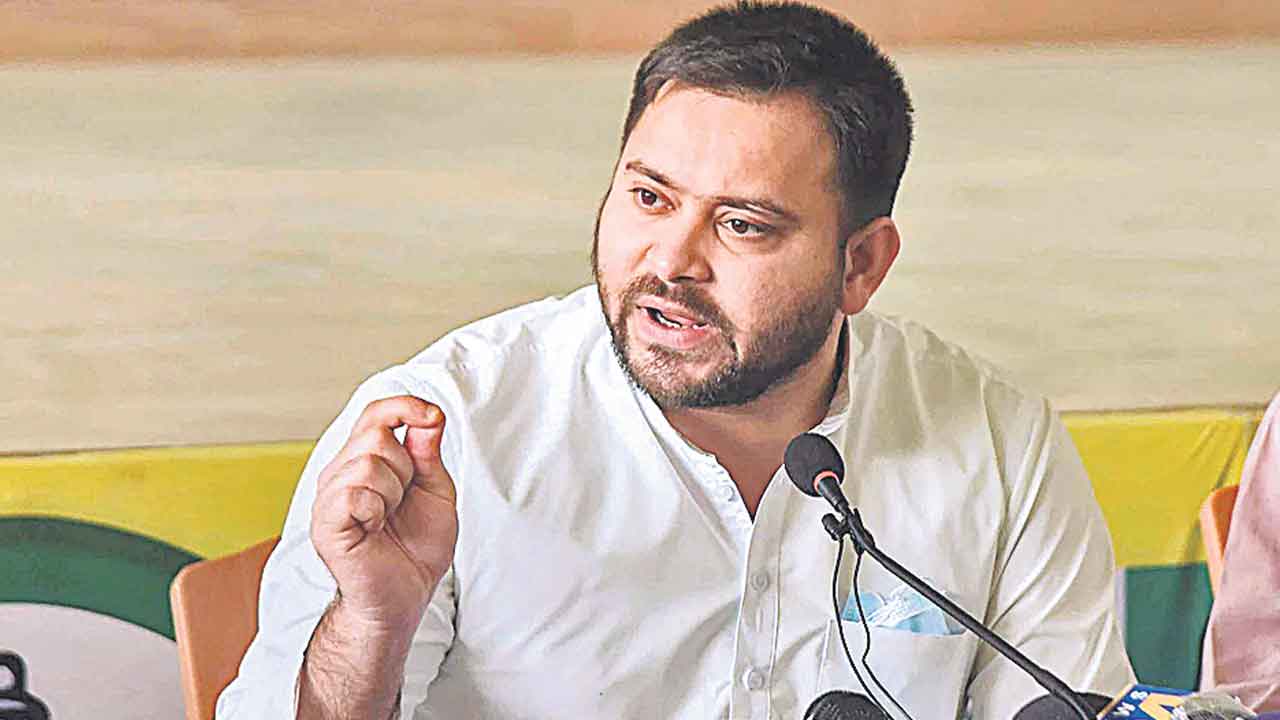 నెలకు 1.3 కోట్ల మంది ఉపాధి లాగేస్తున్నారు!