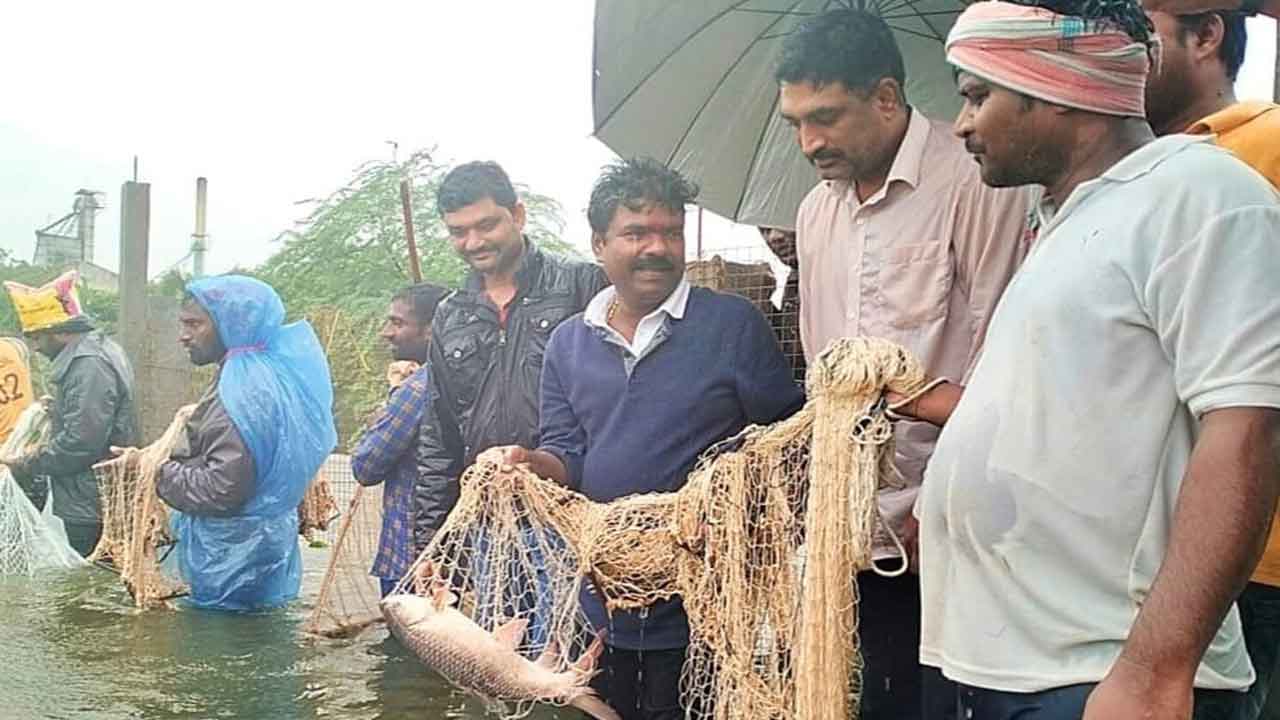 ఎమ్మెల్యే రసమయి చేపల వేట