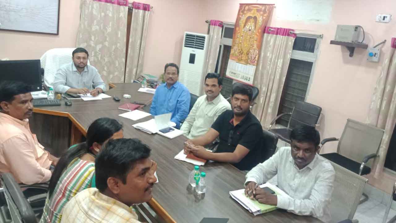 శిథిల భవనాలను తొలగించాలి