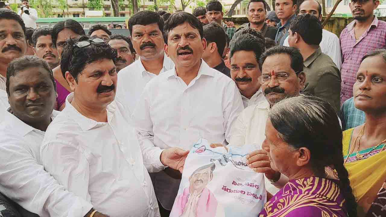 ముంపు బాధితులకు సరుకుల పంపిణీ