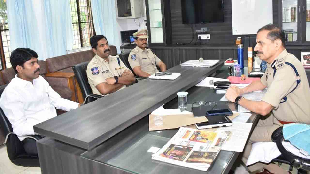 లోతట్టు ప్రాంతవాసులను సురక్షిత ప్రాంతాలకు తరలించాలి