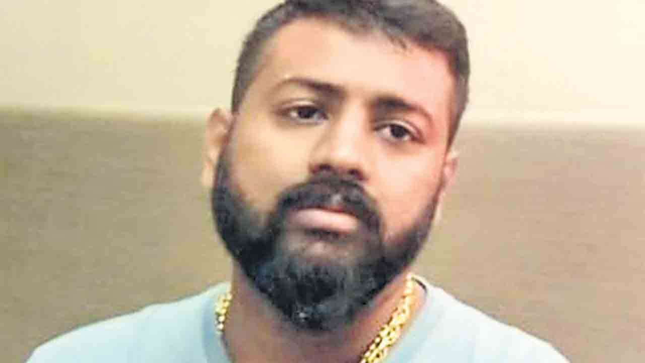 జైలు అధికారులకు 12.5 కోట్ల లంచం