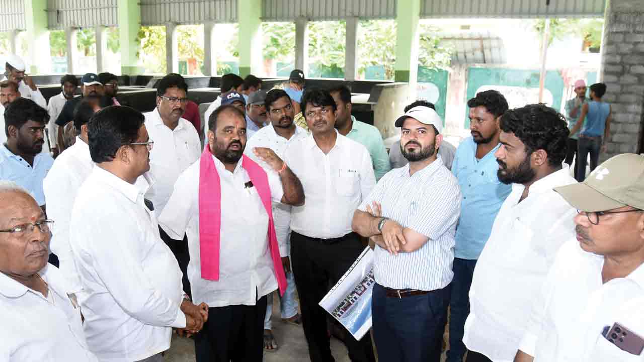 సూచనలు చేస్తూ.. సలహాలు ఇస్తూ