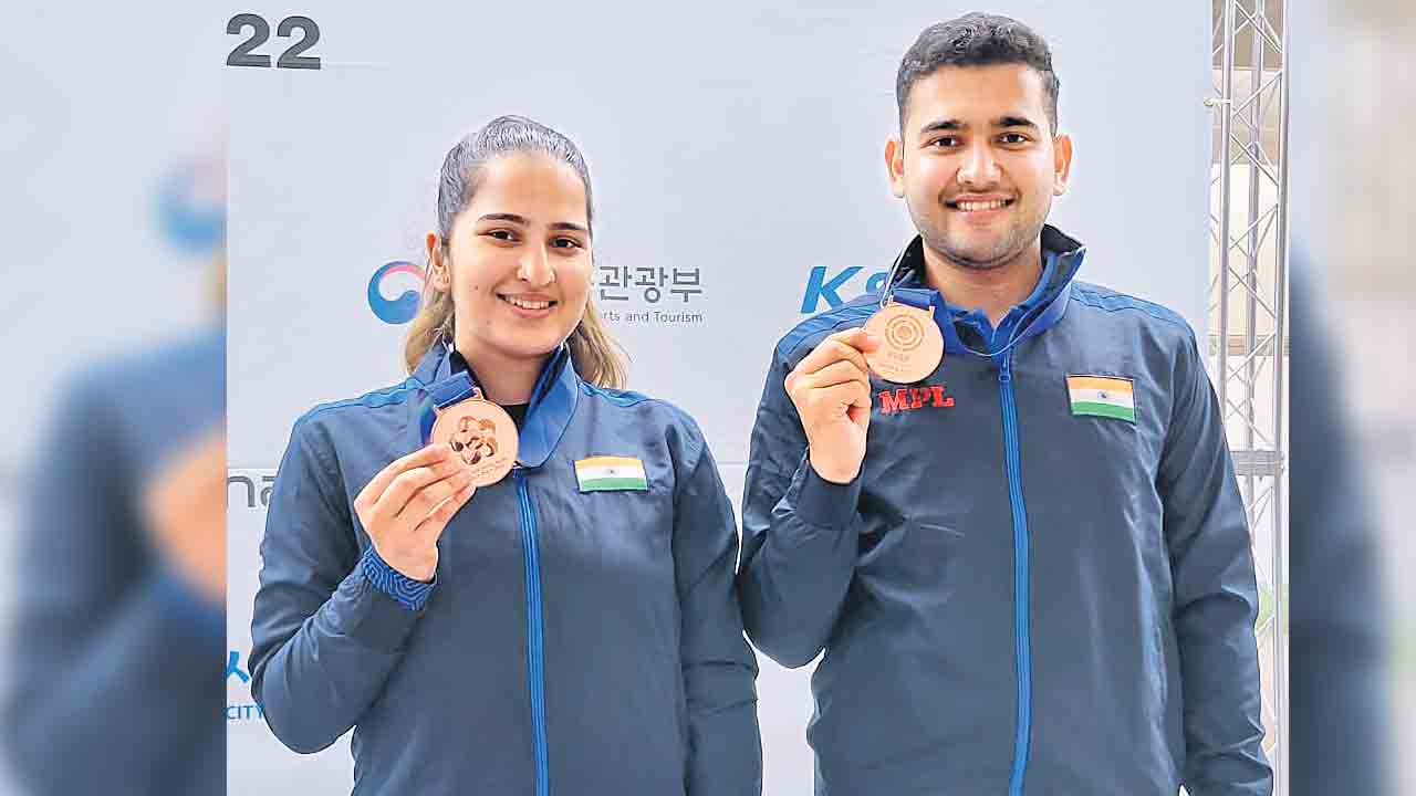 అనీశ్‌, రిథమ్‌ జంటకు కాంస్యం