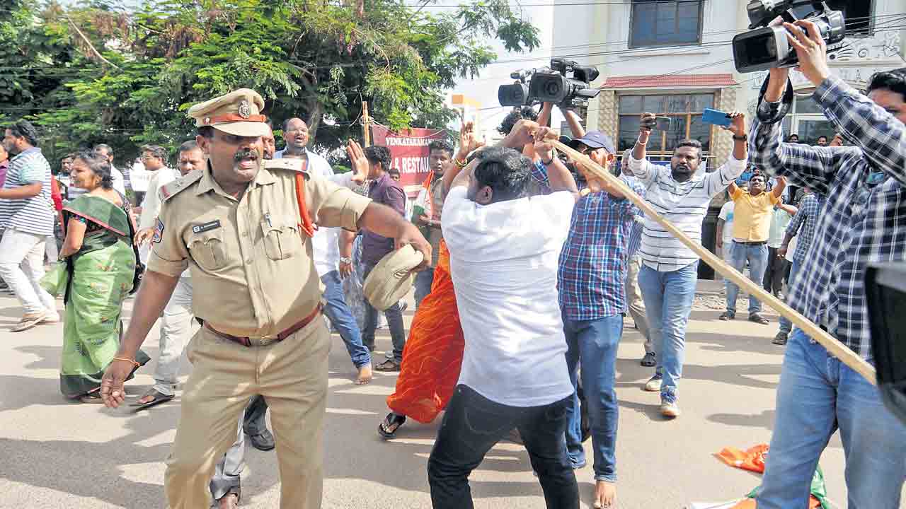 కాంగ్రెస్‌, బీజేపీ కొట్లాట!