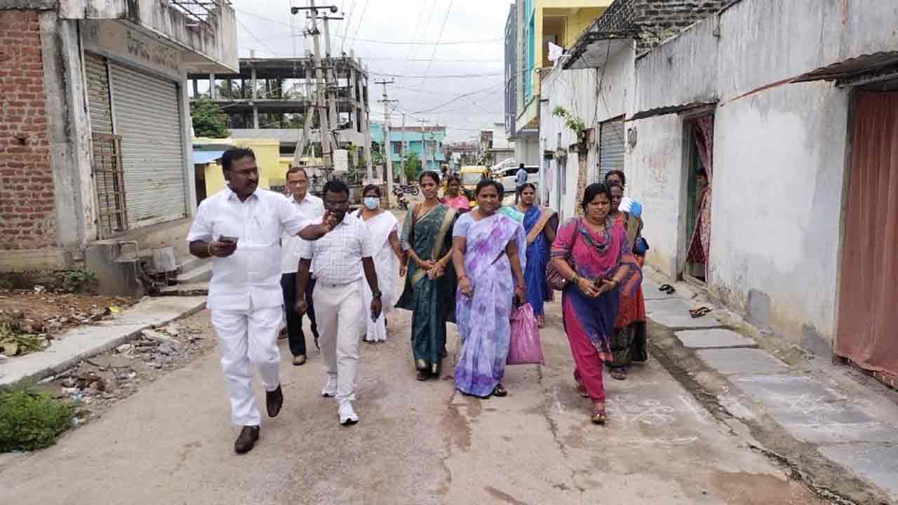 పరిసరాల పరిశుభ్రతకు ప్రాధాన్యతనివ్వాలి