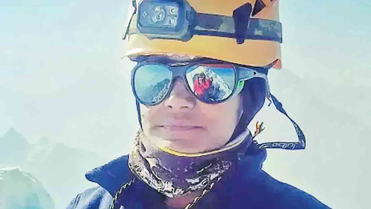 16 రోజుల్లో ఎవరెస్టు, మకాలు అధిరోహణ