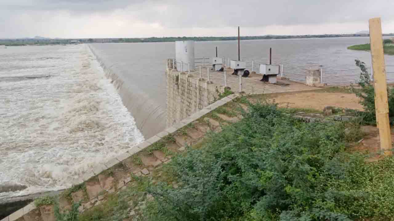 ప్రాజెక్టులకు వరద తగ్గుముఖం