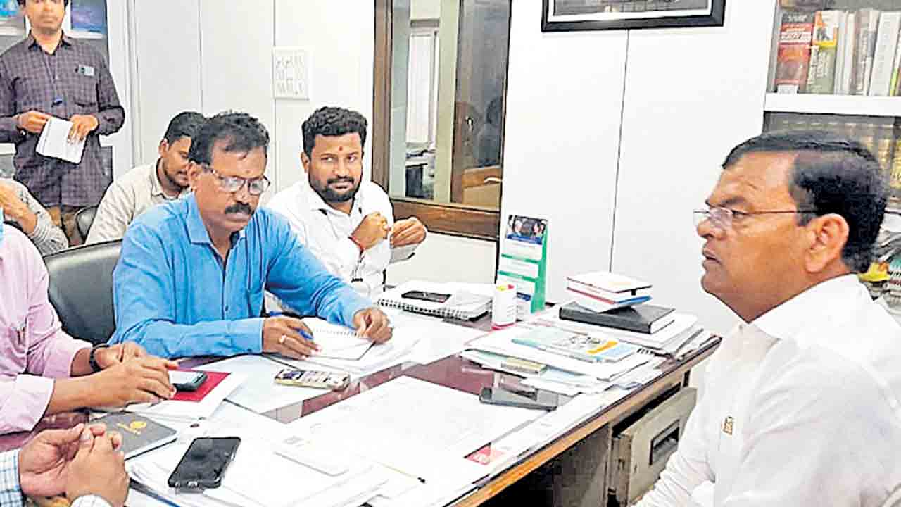 అధికారులు అప్రమత్తంగా ఉండాలి