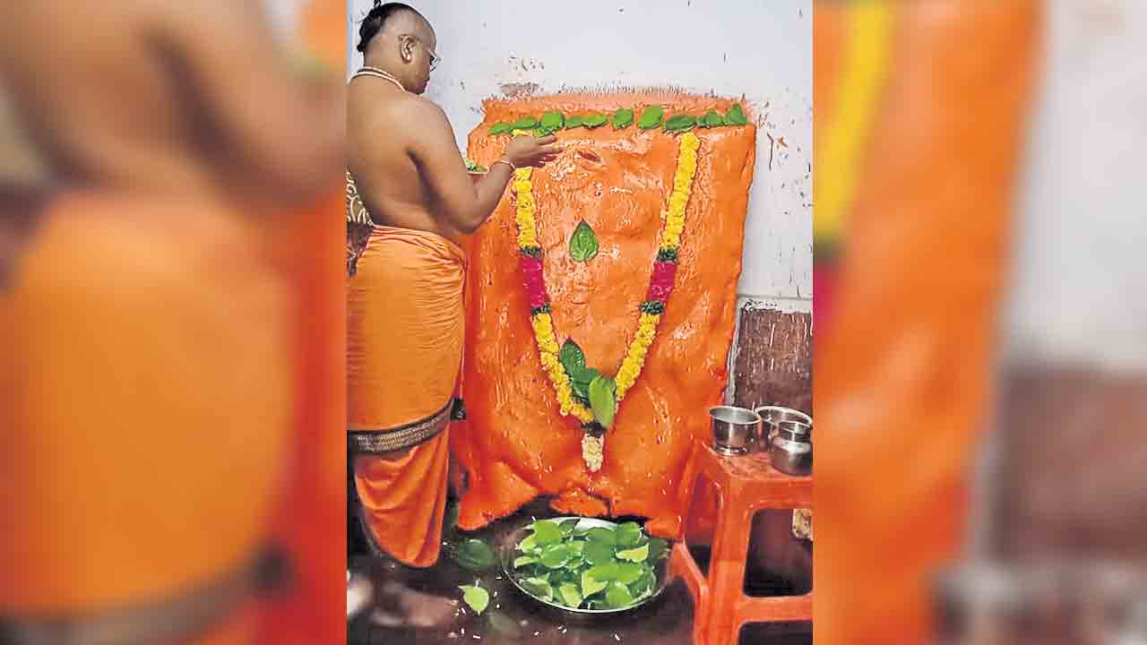 యాదగిరిగుట్టలో విశేష పూజలు