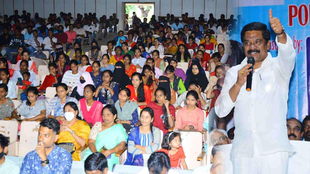 కష్టపడి చదివితే కొలువు మీదే