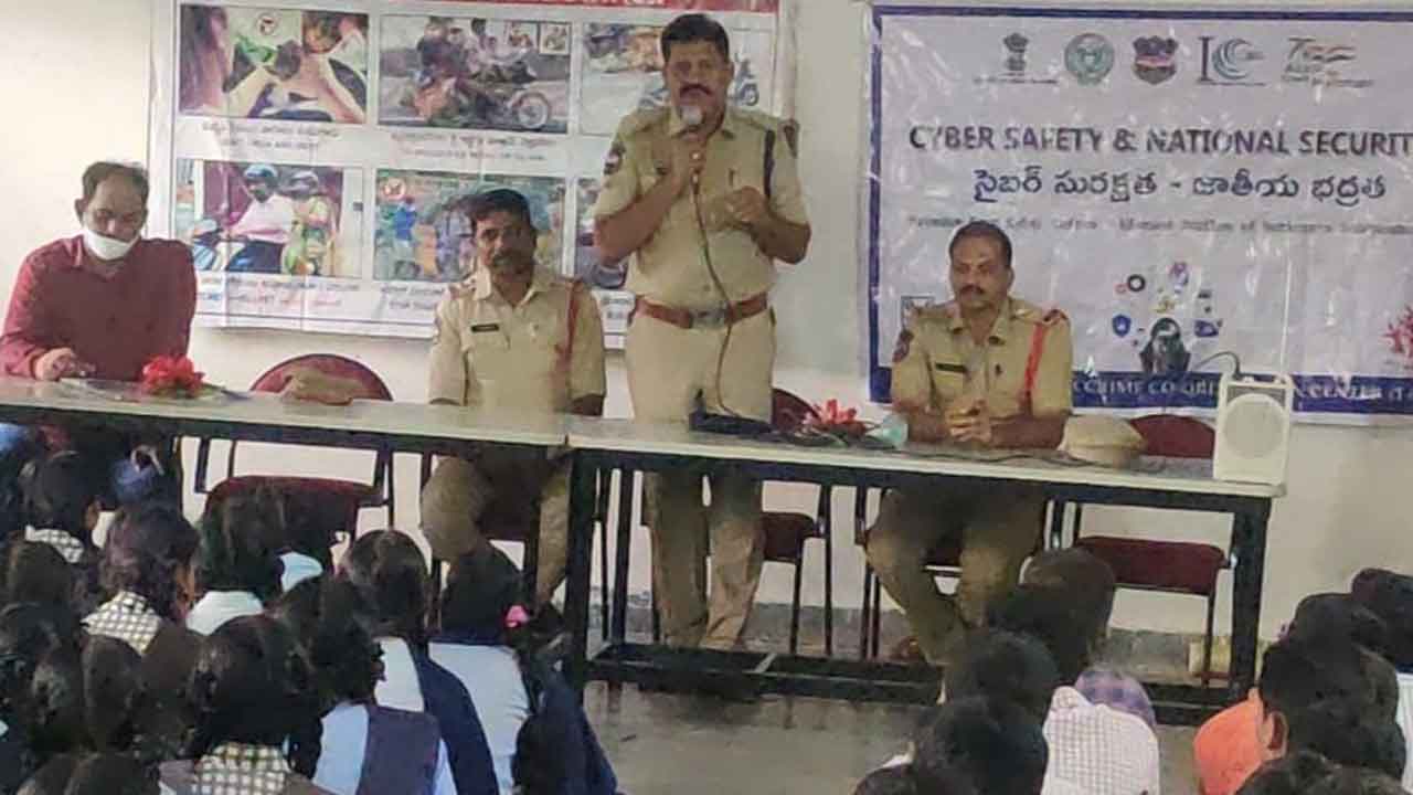 ఆన్‌లైన్‌ మోసాలపై అప్రమత్తంగా ఉండాలి