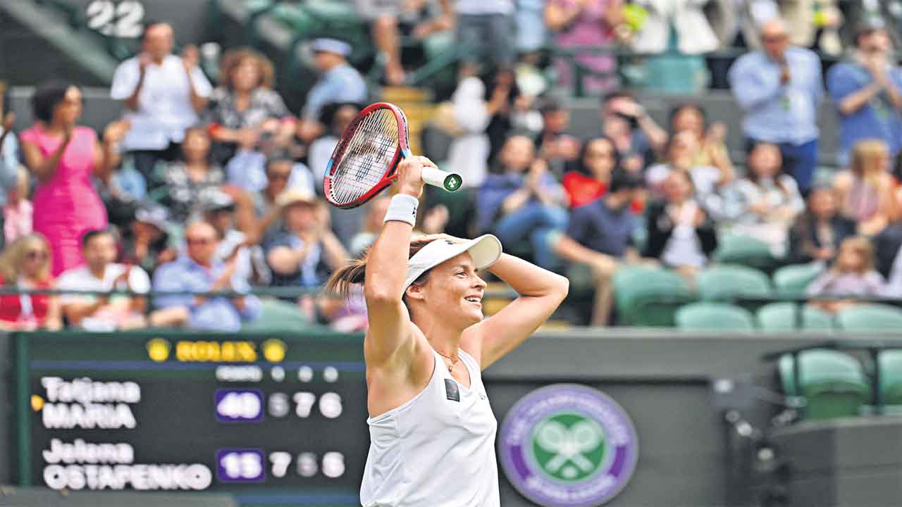 మారియా ముందంజ