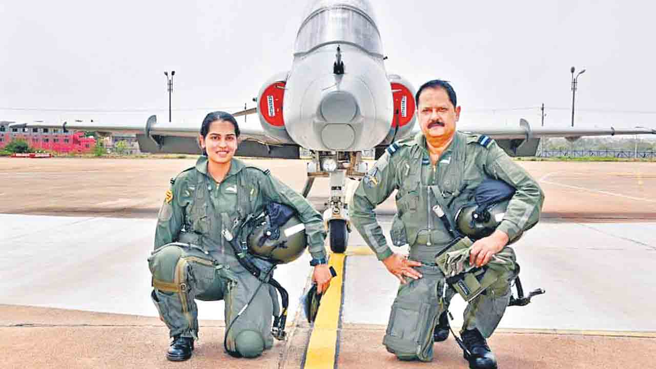 యుద్ధవిమానాన్ని కలిసి నడిపిన తండ్రీతనయ