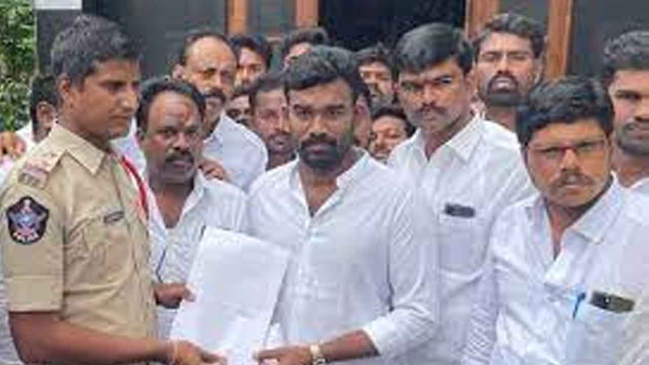 అనంతపురంలో టీడీపీ నాయకుల నిర్బంధం