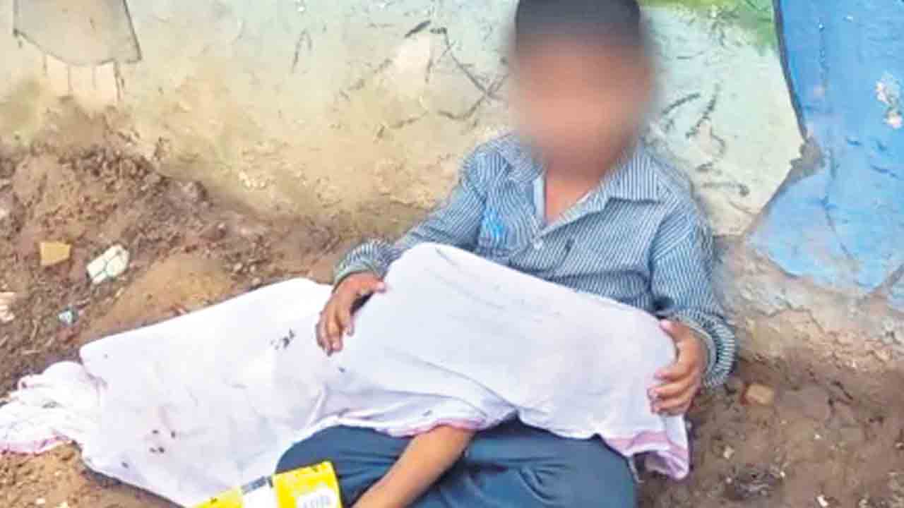 చిట్టిచేతుల్లో తమ్ముడి శవంతో..