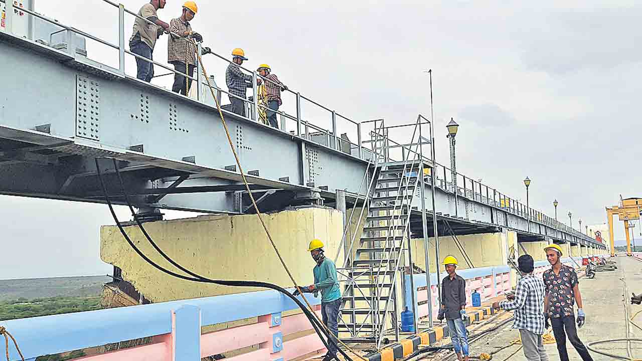 ముమ్మరంగా సాగర్‌ క్రస్ట్‌గేట్ల మరమ్మతులు
