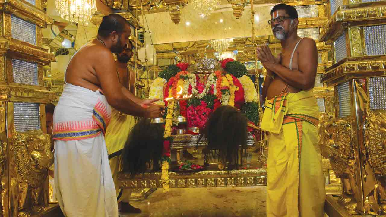 ఆండాళ్‌ అమ్మవారికి ఊంజల్‌ సేవ