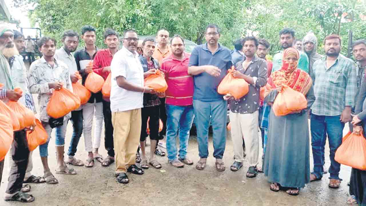 వర్షాల నేపథ్యంలో అధికారుల రక్షణ చర్యలు