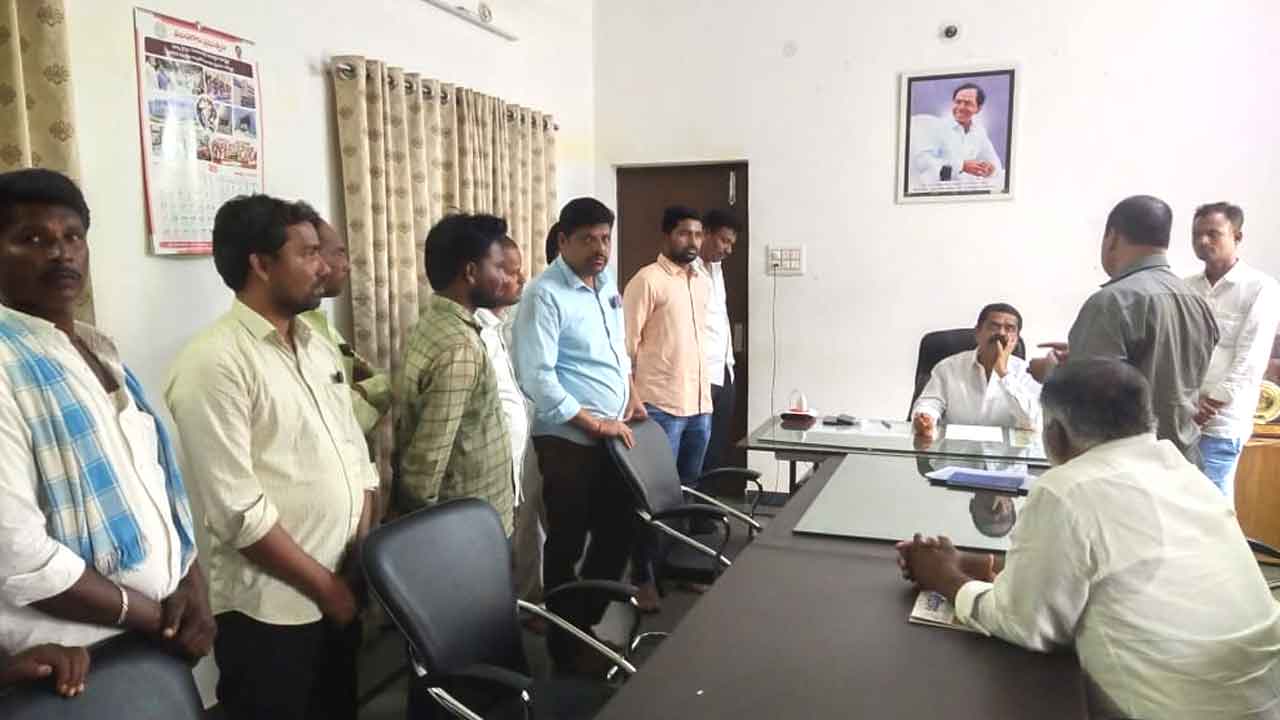 విద్యుత్‌ సబ్‌స్టేషన్‌ ఎదుట ధర్నా