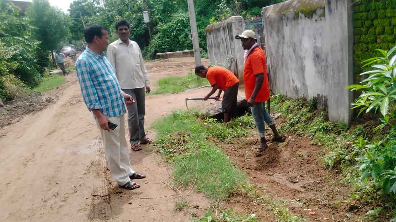 పరిసరాలు శుభ్రంగా ఉంచుకోవాలి