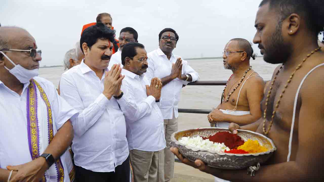 గోదారమ్మా శాంతించూ..