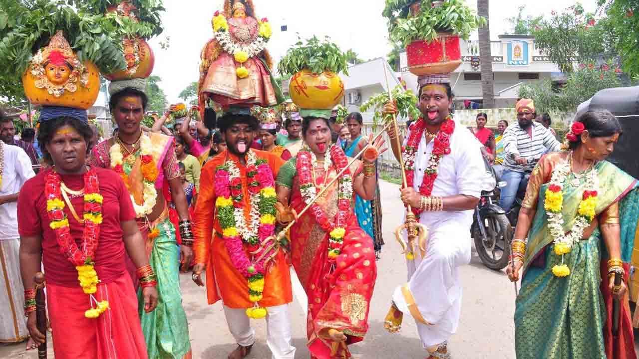 బోనం నీకు.. భోగ భాగ్యాలు మాకు