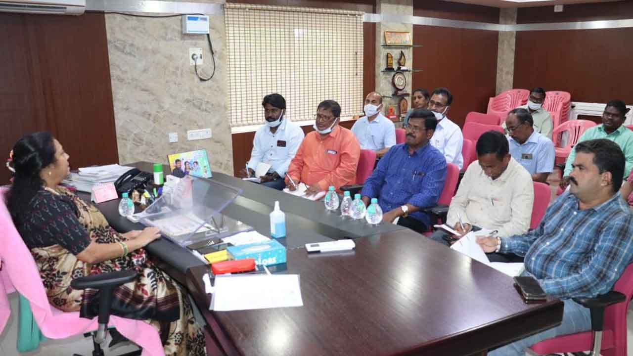 సమస్యలను పరిష్కరించాలి