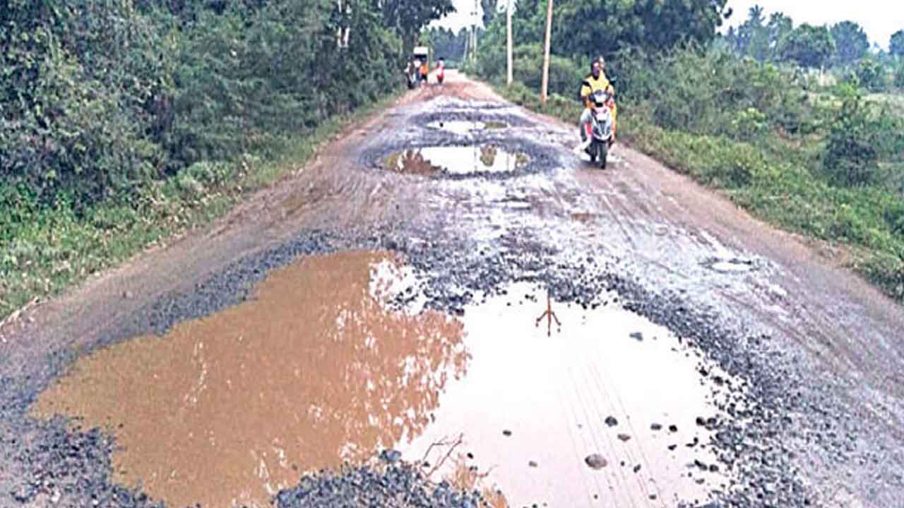 సర్వీసురోడ్డు అన్నారు..తవ్వారు వదిలేశారు