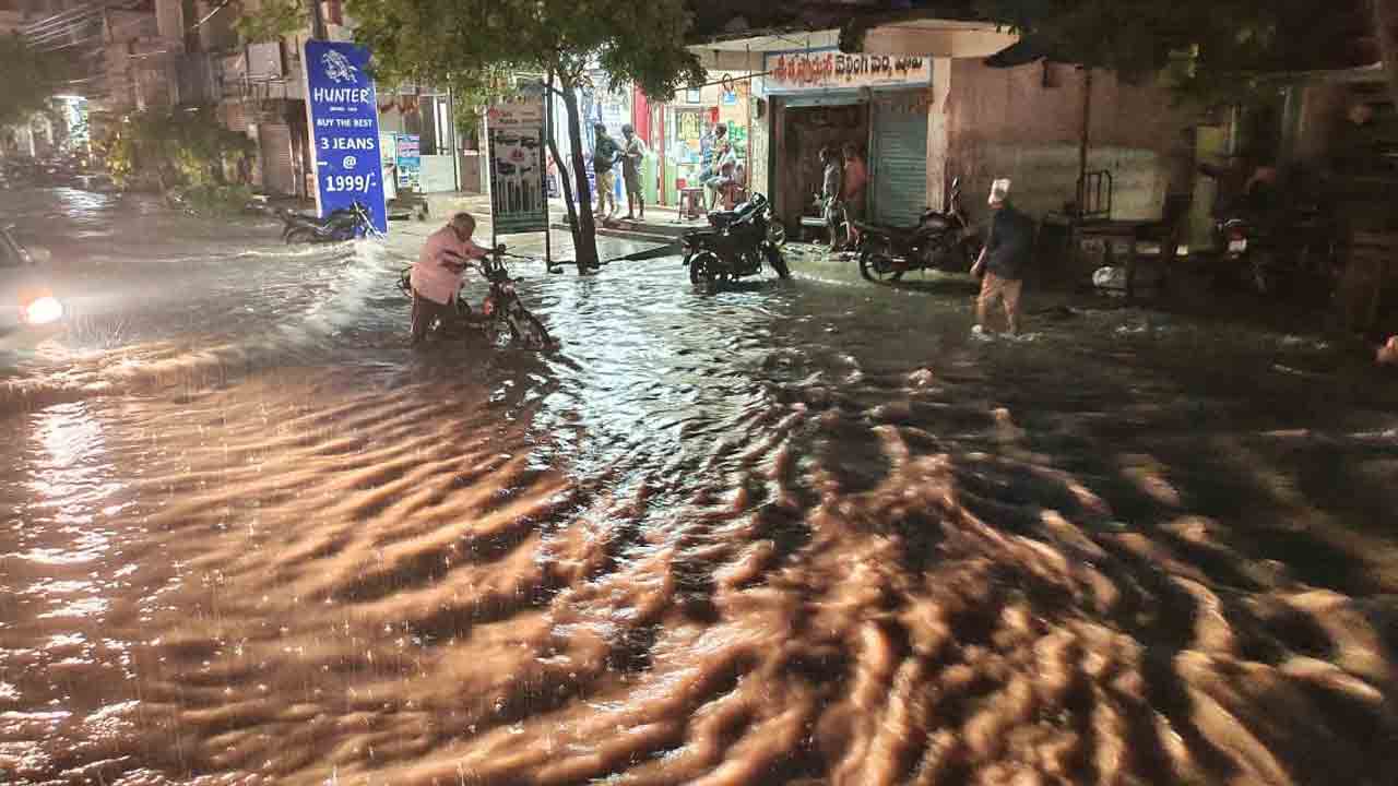 జడ్చర్లలో భారీ వర్షం