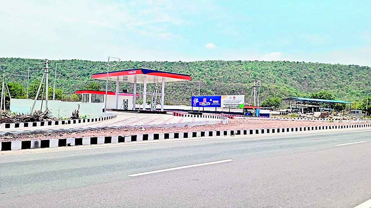 జీసీసీ బంకుల్లో జోరుగా వ్యాపారం