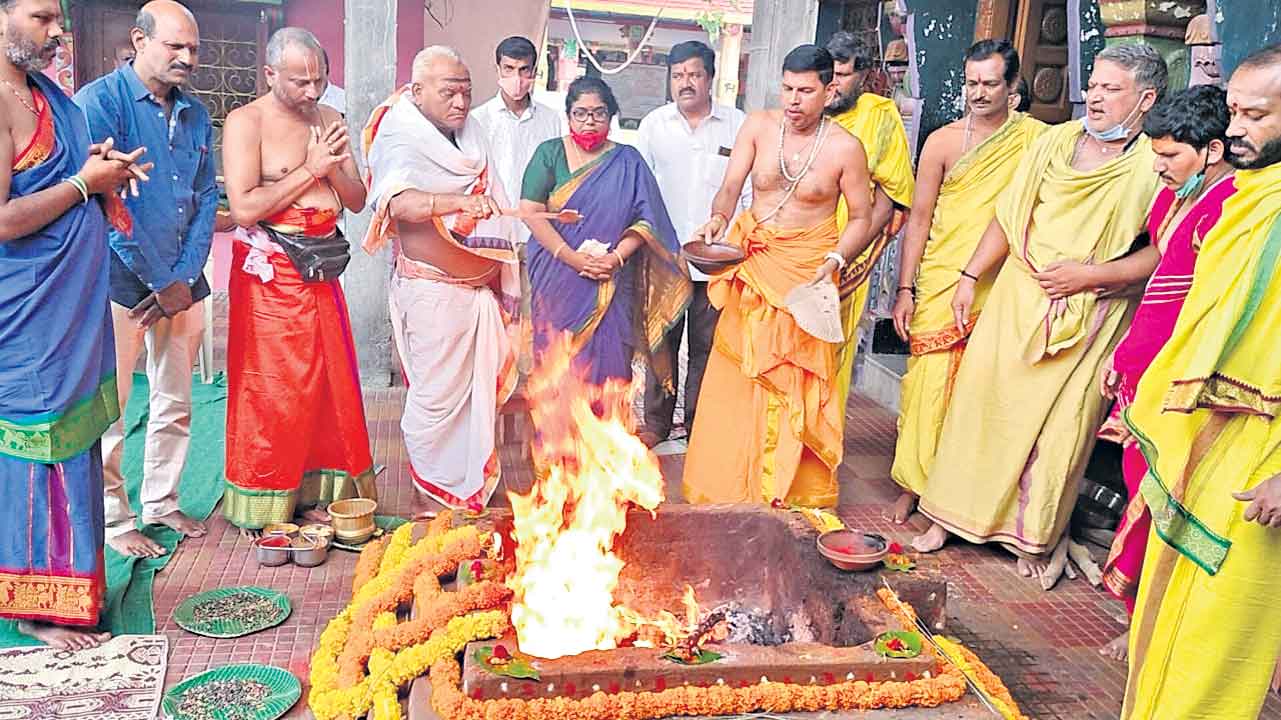 వరుణుడు శాంతించాలని రాష్ట్రవ్యాప్తంగా పూజలు