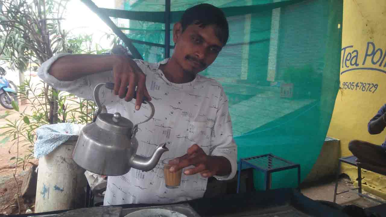 చిరు వ్యాపారులపై జీఎస్టీ దెబ్బ