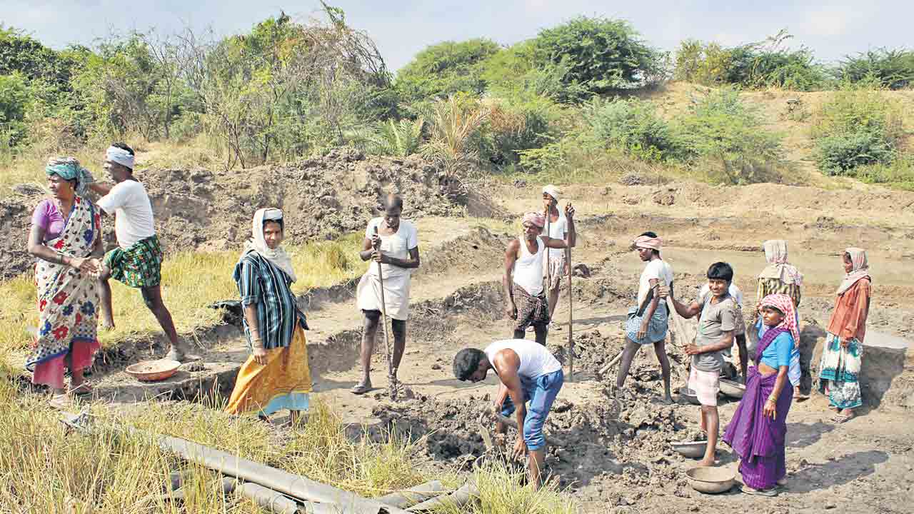 ఉపాధికి తూట్లు..