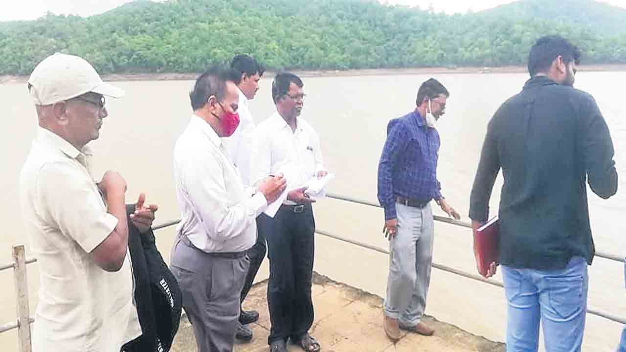 కడెం ప్రాజెక్టును సందర్శించిన నిపుణుల బృందం