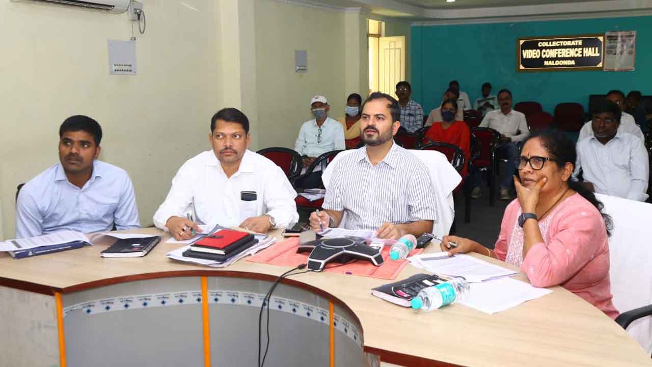 అమృత్‌ సరోవర్‌ పాండ్స్‌ను పూర్తి చేయాలి