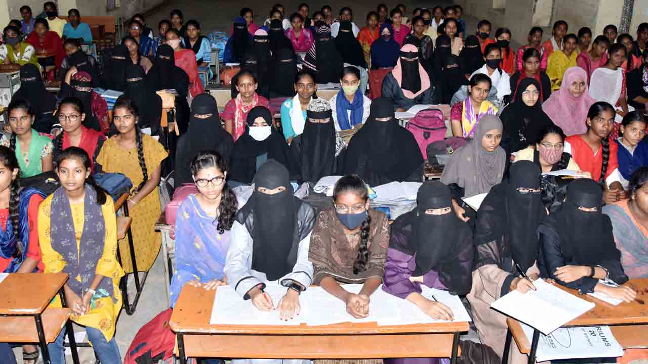 కళాశాలలకు క్యూ..సర్కార్‌కే సై